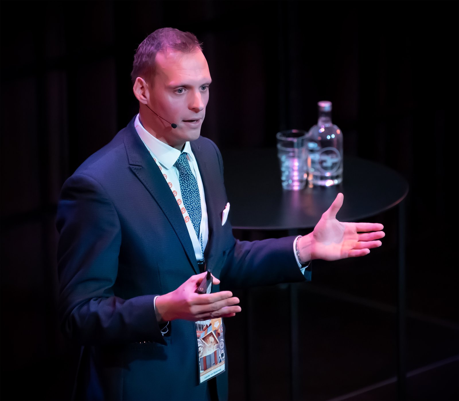Leander gesticuleert tijdens een presentatie